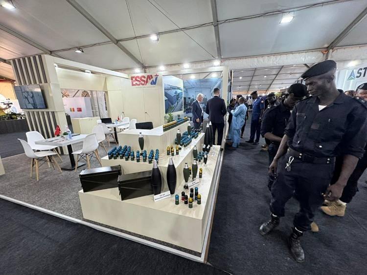 <p>Afrika&rsquo;daki en b&uuml;y&uuml;k savunma sanayii organizasyonuna imza atan BAMEX Y&ouml;netim Kurulu Başkanı ve The Peak Defense Genel M&uuml;d&uuml;r&uuml; Harun Sara&ccedil;, bu yeni d&ouml;nemi en iyi bilen isimlerden biri.<br />
Afrika &uuml;lkelerinin bir s&uuml;redir artan g&uuml;venlik riskleri, sınır tehditleri ve b&ouml;lgesel istikrarsızlık nedeniyle savunma yatırımlarını ciddi şekilde artırma yoluna gittiğini hatırlatıyor Sara&ccedil;.<br />
Karar vericilerin bu noktada &lsquo;sahada kendini kanıtlayan, maliyet etkin ve hızlı teslimat kabiliyeti&rsquo; sunan &uuml;r&uuml;nlere yoğunlaştığını belirtiyor. Elbette bu noktada T&uuml;rk savunma sanayii &ouml;ne &ccedil;ıkıyor.</p>

<p>&nbsp;</p>
