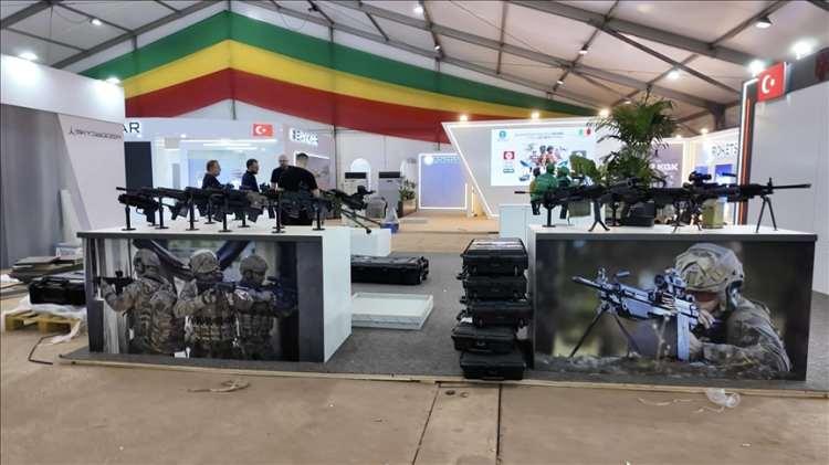 <p><span style="color:#B22222"><strong>"T&Uuml;RKİYE ALTERNATİF DEĞİL BİRİNCİ TERCİH OLDU"</strong></span></p>

<p>Gelinen noktada T&uuml;rk savunma sanayii &uuml;r&uuml;nlerinin alternatif değil &lsquo;birinci tercih&rsquo; konumuna y&uuml;kseldiğini s&ouml;yl&uuml;yor Harun Sara&ccedil;. İHA ve g&ouml;zetleme &ccedil;&ouml;z&uuml;mleri, zırhlı ara&ccedil;lar, haberleşme ve komuta-kontrol sistemleri gibi kritik alanlarda acil ve y&uuml;ksek hacimli alım planlarının g&uuml;ndemde olduğunu belirtiyor.</p>
