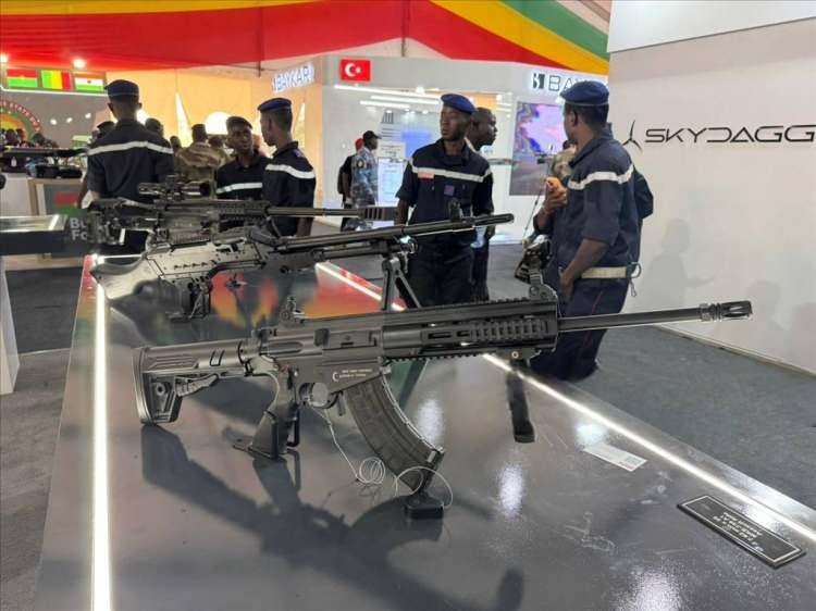 <p>&nbsp;Ve devam ediyor:<br />
&ldquo;Bu durum &uuml;reticiler i&ccedil;in kısa vadede ciddi fırsatlar yaratıyor. Pazara erken giren firmalar uzun vadeli stratejik avantaj elde edecek. Eldeki verilere g&ouml;re Afrika, savunma sanayii a&ccedil;ısından da d&uuml;nyanın en hızlı b&uuml;y&uuml;yen pazarlarından biri olacak.</p>
