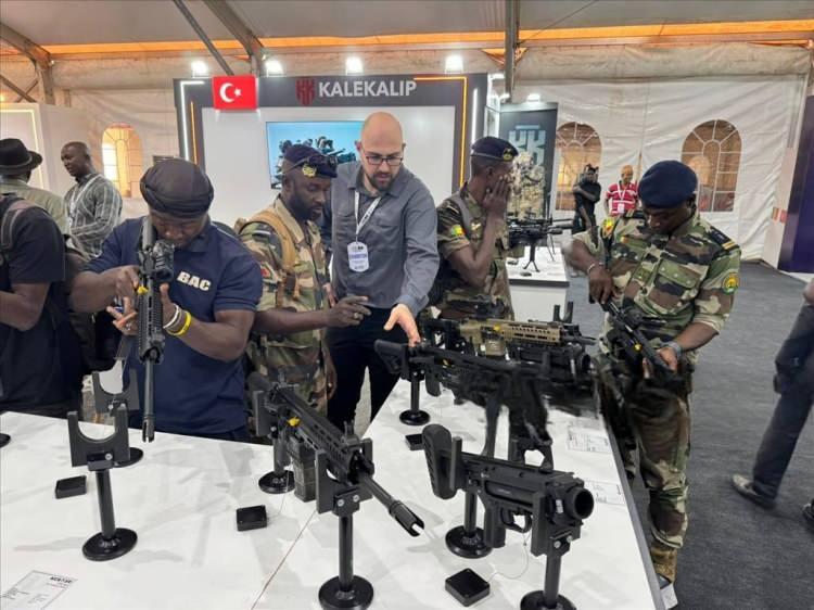 <p><span style="color:#B22222"><strong>SAHADA TEST EDİLEN G&Uuml;VEN</strong></span></p>

<p>İşte tam da bu nedenle Afrika&rsquo;nın en b&uuml;y&uuml;k savunma sanayii fuarı olan BAMEX bu yıl &ccedil;ok daha farklı bir konumda olacak. Bilindiği &uuml;zere orada fuarın ilk iki g&uuml;n&uuml; katılımcılar &uuml;r&uuml;nlerini sergiliyor. Son iki g&uuml;n ise o &uuml;r&uuml;nler bizzat sahada test ediliyor. Bunun d&uuml;nyada pek &ouml;rneği yok. Ama burada bizim en &ouml;nemli &ccedil;ıkış noktamız yerli/milli savunma sanayii &uuml;r&uuml;nlerine g&uuml;venimiz.&nbsp;</p>
