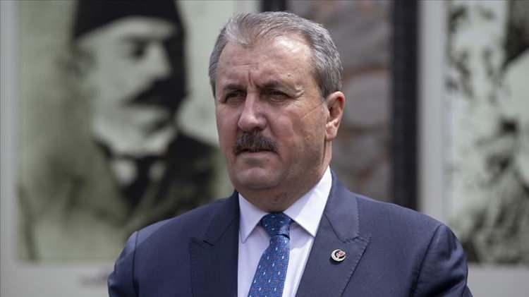 <p><span style="color:#B22222"><strong>"T&Uuml;RKİYE'NİN YENİ BİR MACERAYA ATILACAK DURUMU YOKTUR"</strong></span></p>

<p><br />
Ben Cumhurbaşkanımızın yeniden aday olması gerektiğini d&uuml;ş&uuml;n&uuml;yorum. &Ccedil;&uuml;nk&uuml; i&ccedil;inden ge&ccedil;tiğimiz şartlar hem yukarımızdaki hem aşağımızdaki savaş, işte Fransa'nın tavırları, Avrupa Birliği'nin en son a&ccedil;ıklamaları b&uuml;t&uuml;n bunlara baktığımızda T&uuml;rkiye'nin şu anda yeni bir maceraya atılacak durumu yoktur. T&uuml;rkiye'nin tecr&uuml;beli bir devlet geleneği var. Bu s&uuml;reci de tecr&uuml;beli devlet adamlarıyla ge&ccedil;irmesi gerekir. Yani tecr&uuml;be başka bir şeydir. Onun i&ccedil;in T&uuml;rkiye'nin bu s&uuml;re&ccedil;te Sayın Cumhurbaşkanının tecr&uuml;besine, bilgisine, b&uuml;t&uuml;n bu ilişki ağına ihtiyacı vardır. Buradan kazasız belasız devlet-&uuml;lke-millet olarak yara almadan &ccedil;ıkmamız i&ccedil;in onun devamının ben b&uuml;y&uuml;k fayda sağlayacağını d&uuml;ş&uuml;n&uuml;yorum. Onun i&ccedil;in de tekrar aday olmasının doğru olacağını, kendisinin bu y&ouml;nde bir beyanı olmamıştır ama bunun devlet i&ccedil;in &uuml;lke i&ccedil;in millet i&ccedil;in olması gerektiğini d&uuml;ş&uuml;n&uuml;yorum ve T&uuml;rkiye B&uuml;y&uuml;k Millet Meclisi'nin de bu konuda anayasal bir değişiklik ise anayasal bir değişiklik, hem de PKK'nın uzantılarının pazarlığına ihtiya&ccedil; duymadan geriye kalan milletvekilleriyle, partilerle bu sağlanmalıdır. Oraya taviz vermeden bu sağlanmalıdır. Yok bu olmuyorsa da bir erken se&ccedil;im kararıyla bu sağlanmalıdır diye d&uuml;ş&uuml;n&uuml;yorum"&nbsp;</p>

<p>Program hediye takdimi ile son buldu.</p>
