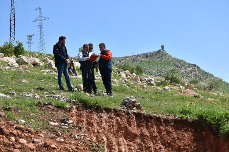 <p>Dokuz Eyl&uuml;l &Uuml;niversitesi (DE&Uuml;) Deprem Araştırma ve Uygulama Merkezi M&uuml;d&uuml;r&uuml; Prof. Dr. Hasan S&ouml;zbilir başkanlığında akademisyenlerce y&uuml;r&uuml;t&uuml;len bilimsel &ccedil;alışma ile Cizre Fay Hattı'nın deprem &uuml;retme potansiyeli belirleniyor.</p>
