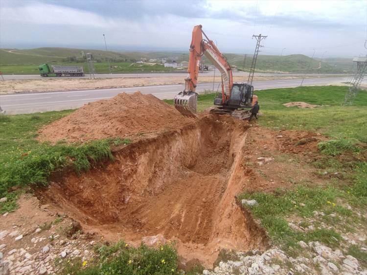 <p>Prof. Dr. Hasan S&ouml;zbilir y&uuml;r&uuml;t&uuml;c&uuml;l&uuml;ğ&uuml;nde, Fırat &Uuml;niversitesi M&uuml;hendislik Fak&uuml;ltesi Jeoloji M&uuml;hendisliği B&ouml;l&uuml;m&uuml; &Ouml;ğretim &Uuml;yesi Prof. Dr. Ercan Aksoy, Afyon Kocatepe &Uuml;niversitesi (AK&Uuml;) M&uuml;hendislik Fak&uuml;ltesi Jeoloji M&uuml;hendisliği B&ouml;l&uuml;m&uuml; &Ouml;ğretim &Uuml;yesi Prof. Dr. &Ccedil;ağlar &Ouml;zkaymak, Eskişehir Osmangazi &Uuml;niversitesi Jeoloji Anabilim Dalı Başkanı Prof. Dr. Volkan Karabacak, Dokuz Eyl&uuml;l &Uuml;niversitesi M&uuml;hendislik Fak&uuml;ltesi ve Jeofizik M&uuml;hendisliği B&ouml;l&uuml;m&uuml;nde Dr. &Ouml;ğr. &Uuml;yesi &Ouml;zkan Cevdet &Ouml;zdağ ile doktora &ouml;ğrencisi B&uuml;şra Yerli'nin yer aldığı 6 kişiden oluşan araştırma ekibi incelemelerde bulunmak &uuml;zere Şırnak'a geldi.</p>
