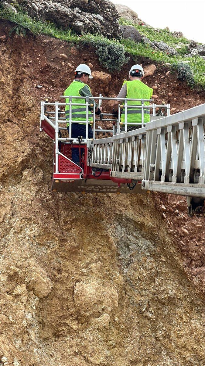 <p>Araştırma ekibi, Kasrik beldesi ile Şırnak-Cizre kara yolunun T&uuml;neller mevkisinde kazılan 20 metre uzunluğunda 3 metre derinliğindeki hendeklerde inceleme yapıyor.</p>
