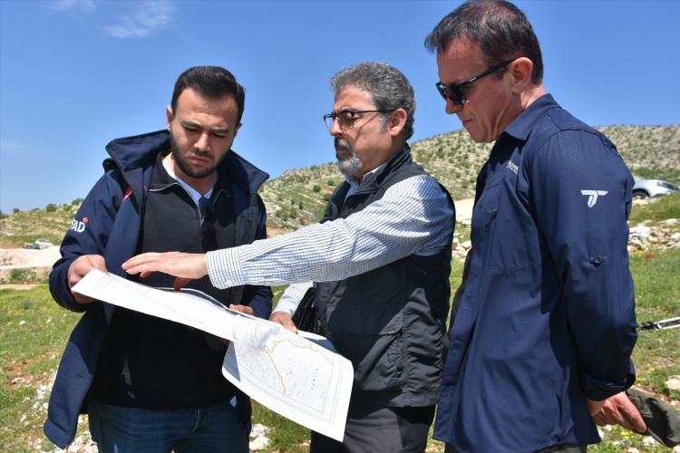 <p><strong><span style="color:rgb(178, 34, 34)">"6 BİN YILDA 3 B&Uuml;Y&Uuml;K DEPREMİN YAŞANDIĞINI G&Ouml;ZLEMLEDİK"</span></strong></p>

<p>Prof. Dr. S&ouml;zbilir, AA muhabirine, projenin 2023 yılının sonlarında başladığını belirterek, bunun T&uuml;rkiye genelinde 130 fay hattında yapılan bir &ccedil;alışma olduğunu s&ouml;yledi.</p>
