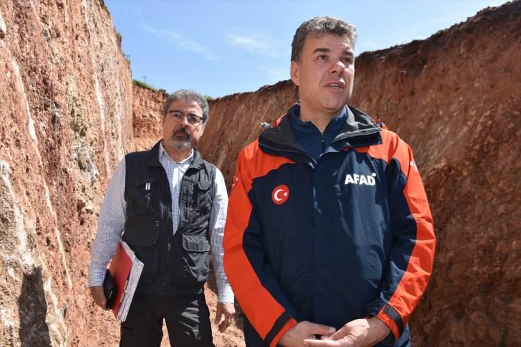 <p>"<em><strong>Cizre ve Kasrik'te birer hendek a&ccedil;arak bu fayın son 6 bin yıl i&ccedil;inde nasıl bir mekanizmaya sahip olduğunu, ge&ccedil;mişte ne zaman deprem &uuml;rettiğini araştırıyoruz. Cizre Fay Hattı'na baktığımızda milattan &ouml;nce 4 bin yıl &ouml;ncesine kadar medeniyet var o b&ouml;lgede. Dolayısıyla o yaşta yapılar var. Yapılarda baz</strong></em>ı deprem izleri saptadık." ifadelerini kullanan S&ouml;zbilir, bu yıkımların bu fay deprem &uuml;rettiği i&ccedil;in mi ger&ccedil;ekleştiğini bulmaya &ccedil;alıştıklarını belirtti.</p>
