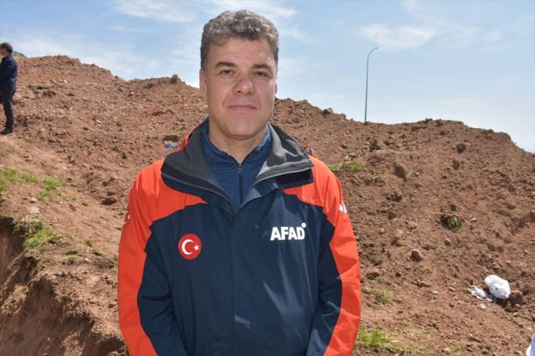 <p>Araştırma ekibinin Şırnak'ın Şirvan il&ccedil;esine ge&ccedil;erek burada da 4 g&uuml;nl&uuml;k bir &ccedil;alışma yapacaklarını dile getiren S&ouml;zbilir, Şirvan hattında da hendek a&ccedil;acaklarını belirtti.</p>

<p>S&ouml;zbilir, o fayın da b&ouml;lge i&ccedil;in &ouml;nemli olduğunu vurgulayarak, <em><strong>"Buranın deprem tehlikesi a&ccedil;ısından ne anlama geldiğini &ccedil;&ouml;zmeye &ccedil;alışıyoruz. Bu b&ouml;lgede &ccedil;ok az &ccedil;alışma yapılmış. Dolayısıyla &ccedil;ıkacak sonu&ccedil;ların b&ouml;lge i&ccedil;in &ccedil;ok &ouml;nemli olduğunu d&uuml;ş&uuml;n&uuml;yorum.</strong></em>" diye konuştu.</p>
