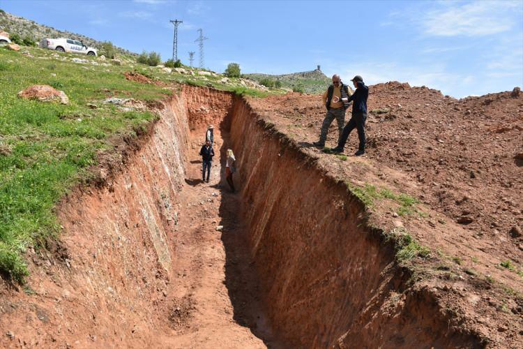 <p><strong><span style="color:rgb(178, 34, 34)">"CİZRE'DEN IRAK SINIR HATTINA KADAR İNCELEDİK"</span></strong></p>

<p>Proje kapsamında ge&ccedil;en yıl da b&ouml;lgeye geldiklerini ve &ccedil;alışma yaptıklarını anlatan S&ouml;zbilir, şunları kaydetti:</p>

<p><em><strong>"Cizre'den Irak sınır hattına kadar fay hattını inceledik, haritaladık, &ouml;zelliklerini ortaya &ccedil;ıkardık ve hendek yerlerini belirledik. Bu ikinci gelişimizde hendek aşamasına ge&ccedil;tik. Buradan aldığımız karbon 14 &ouml;rneklerini T&Uuml;BİTAK laboratuvarlarına g&ouml;ndereceğiz. 4-5 ay i&ccedil;erisinde sonu&ccedil; verecekler. Bu yılın sonunda Cizre fayının deprem tehlikesini ve riskini ortaya &ccedil;ıkartmış olacağız."</strong></em></p>
