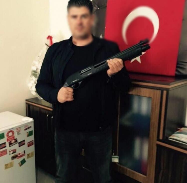 <p><span style="color:#B22222"><strong>KEŞİF YAPMIŞ</strong></span></p>

<p>&Ouml;te yandan H.&Ccedil;.&rsquo;nin saldırıdan &ouml;nce mahallede 16 AGB 45 plakalı otomobiliyle 3-4 kez tur atıp, keşif yaptığı anlar ile saldırıyı d&uuml;zenleyip, ka&ccedil;tığı anlar da kameraya yansıdı.&nbsp;</p>
