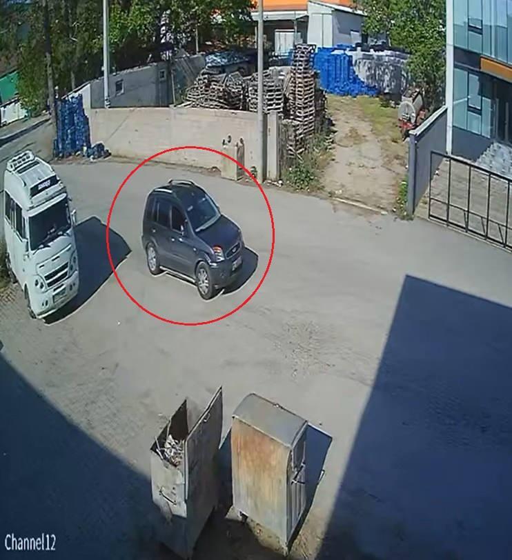 <p><span style="color:#B22222"><strong>SALDIRI ANI G&Ouml;R&Uuml;NT&Uuml;LERİ ORTAYA &Ccedil;IKTI</strong></span></p>

<p>Abla Elif &Ccedil;.'nin 5 milyonluk plastik meyve kasası alacağına ilişkin a&ccedil;tığı davayı geri &ccedil;ekmeyince canından olan avukatın &ouml;ld&uuml;r&uuml;lme anına ilişkin g&ouml;r&uuml;nt&uuml;ler ortaya &ccedil;ıktı.&nbsp;</p>
