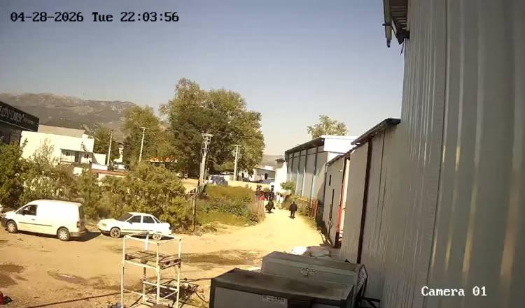 <p>&Ouml;te yandan olaydan sonra ka&ccedil;an olayın ş&uuml;phelisi H.&Ccedil;.'nin kullandığı aracın g&ouml;r&uuml;nt&uuml;lerine ulaşan jandarma ekiplerinin her yerde ş&uuml;pheliyi aradığı tahkikatın devam ettiği &ouml;ğrenildi.</p>
