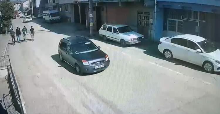 <p>Saldırı anına ait g&ouml;r&uuml;nt&uuml;lerde iki kız kardeşin babaları ile birlikte depodan &ccedil;ıkıp yola doğru y&uuml;r&uuml;d&uuml;kleri sırada bir otomobilin &ouml;nlerinden ge&ccedil;tiği otomobilin i&ccedil;inden a&ccedil;ılan ateş neticesi abla ve avukat kardeşinin vurulup yere d&uuml;şt&uuml;kleri g&ouml;r&uuml;l&uuml;yor.</p>

<p>&nbsp;</p>
