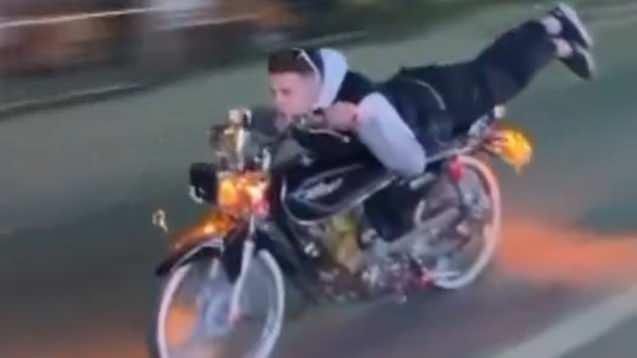 <p>Bursa'da motosiklet s&uuml;r&uuml;c&uuml;s&uuml;n&uuml;n trafikte yaptığı tehlikeli hareket sonrası kimliği belirlenerek aracının değerinin yaklaşık 4 katı kadar idari para cezası uygulandı.&nbsp;</p>
