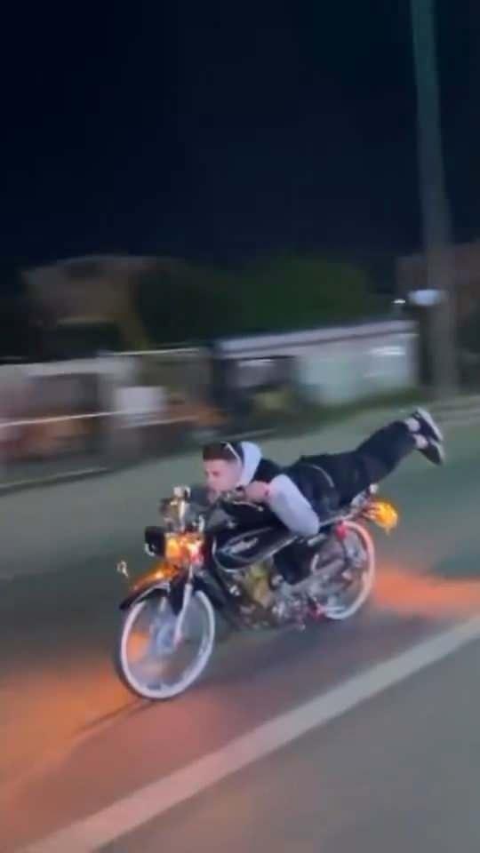 <p><span style="color:#A52A2A"><strong>TRAFİKTEN MEN EDİLDİ&nbsp;</strong></span></p>

<p>&nbsp;</p>

<p>S&uuml;r&uuml;c&uuml;n&uuml;n<strong><em> motosikleti ise trafikten men edilerek bağlandı.</em></strong></p>

<p>&nbsp;</p>

<p>Motosikletin değerinin ise 50 bin lirayı ge&ccedil;meyeceği &ouml;ğrenildi</p>

<p>&nbsp;</p>

<p>Yetkililer, trafik g&uuml;venliğini tehlikeye atan bu t&uuml;r ihlallere karşı denetimlerin aralıksız s&uuml;rd&uuml;ğ&uuml;n&uuml; belirtti.</p>
