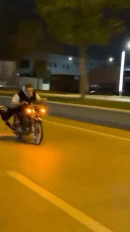 <p><span style="color:#A52A2A"><strong>200 BİN TL CEZA YAZILDI</strong></span></p>

<p>&nbsp;</p>

<p>G&ouml;r&uuml;nt&uuml;ler &uuml;zerine trafik ekiplerince kimliği tespit edilen s&uuml;r&uuml;c&uuml;ye, akrobatik hareketler yaparak ara&ccedil; kullanmak, saygısızca ara&ccedil; kullanmak ve ehliyetsiz ara&ccedil; kullanmak gibi maddelerden toplam <span style="color:#A52A2A"><strong><em>200 bin TL idari para cezası uygulandı.&nbsp;</em></strong></span></p>
