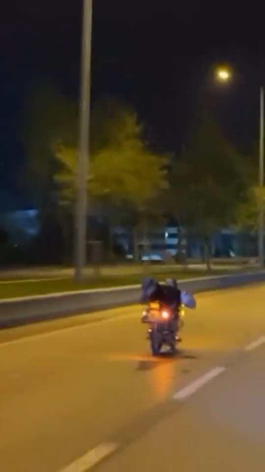 <p>Edinilen bilgiye g&ouml;re, trafikte hem kendi hem de diğer s&uuml;r&uuml;c&uuml;lerin canını tehlikeye atan motosiklet s&uuml;r&uuml;c&uuml;s&uuml;n&uuml;n yaptığı hareketler cep telefonu kamerasına yansıdı.&nbsp;</p>
