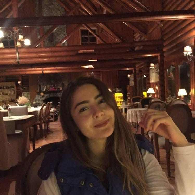 <p>İddiaya g&ouml;re, Elif &Ccedil;.'nin alacağı nedeniyle başlatılan icra s&uuml;reci sonrası taraflar arasında tartışma yaşandı.&nbsp;</p>

<p>&nbsp;</p>

<p>S&uuml;reci avukat Hatice Kocaefe'nin y&uuml;r&uuml;tmesi &uuml;zerine ş&uuml;phelinin rahatsızlık duyduğu ve tehditlerde bulunduğu &ouml;ne s&uuml;r&uuml;ld&uuml;.</p>
