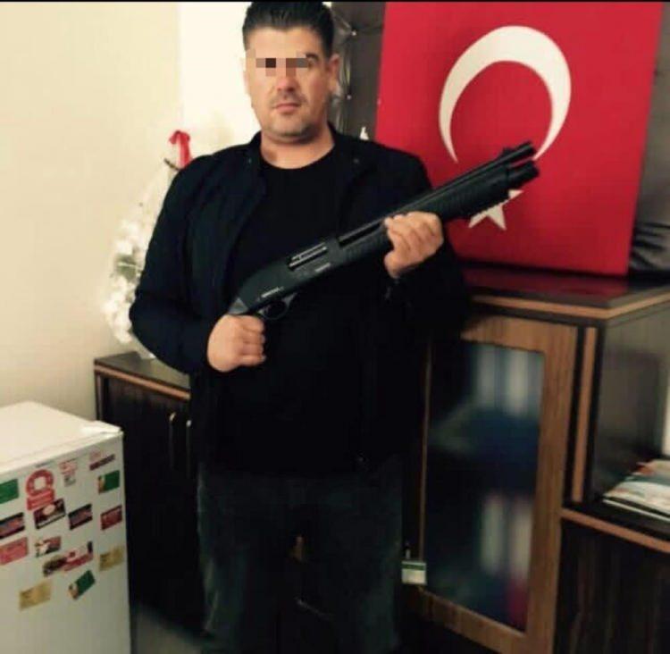 <p>İfadesinde, Elif &Ccedil;.'yi g&ouml;rd&uuml;kten sonra ateş ettiğini ve &ccedil;evredeki diğer kişileri fark edince ateşi kestiğini belirten zanlı, olayın ardından hızla ka&ccedil;tığını, farklı noktalara giderek saklanmaya &ccedil;alıştığını anlattı.</p>

<p>&nbsp;</p>

<p>Daha sonra saklandığı evde yakalanan ş&uuml;pheli, olayda kullandığı silahı da polise teslim etti.</p>
