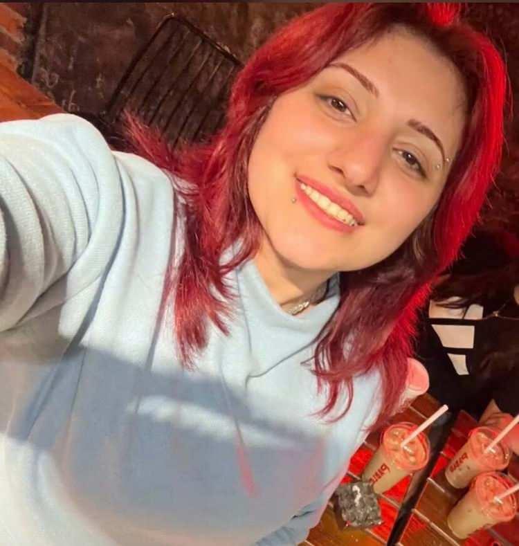 <p>İzmir'de burun estetiği ameliyatı sırasında fenalaşınca yoğun bakıma alınan ve daha sonra İzmir Şehir Hastanesi&rsquo;ne sevk edilen Hatice &Ouml;nc&uuml; (23), yapılan m&uuml;dahalelere rağmen hayatını kaybetti. <strong><em>Su&ccedil; duyurusunda bulunan &Ouml;nc&uuml; ailesi vahim iddialarda bulundu.&nbsp;</em></strong></p>

