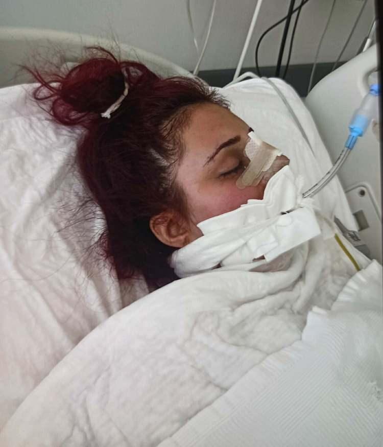 <p>&nbsp;Kızı Hatice rahatsızlandıktan sonra başka hastaneye g&ouml;t&uuml;rmek istediklerini belirten Kanak, s&ouml;zlerine ş&ouml;ye devam etti:&nbsp;</p>

<p>&nbsp;</p>

<p><strong><em>"İmkanlarımız var' dendi. Sabah kızımı tomografiye g&ouml;t&uuml;rd&uuml;ler. Sonucu k&ouml;t&uuml; olduğu i&ccedil;in başka hastaneye sevk edeceklerini s&ouml;ylediler. Ben, <span style="color:#A52A2A">'Geceden başka hastaneye g&ouml;t&uuml;relim' demiştim, kabul etmediler.&nbsp;</span></em></strong></p>
