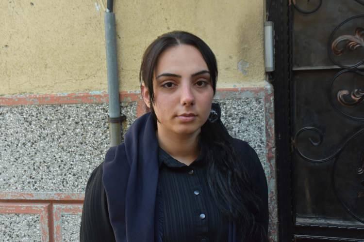 <p>Hatice &Ouml;nc&uuml;&rsquo;n&uuml;n kız kardeşi Esma Nur &Ouml;nc&uuml; (20) ise aynı hastanede başka bir doktor tarafından burun estetiği ameliyatı olduğunu belirterek, kendi ameliyatının 4 saat, ablasının ameliyatının ise 1 saat 25 dakika s&uuml;rd&uuml;ğ&uuml;n&uuml; s&ouml;yledi.</p>

<p>&nbsp;</p>

<p>&Ouml;nc&uuml;, <strong><em>"Ameliyat esnasında ablamın kalbi duruyor, kalp masajı yapılıyor. Burnu hemen toparlamaya &ccedil;alışmışlar. <span style="color:#A52A2A">Ben de aynı hastanede ameliyat olduğum i&ccedil;in g&uuml;venip oraya gitti.</span> Devlet hastanesinde de olabilirdik, parasını verip &ouml;zel hastanelerde en iyi yerlerde ameliyat olmak istedik. Ben ameliyatı orada olduğum i&ccedil;in g&uuml;vendik." </em></strong>dedi.</p>
