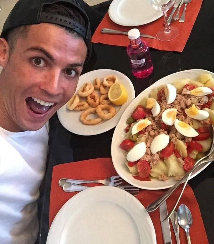 <p><strong>Ronaldo'nun d&uuml;zenli olarak antrenman yaptığını da s&ouml;zlerine ekleyen eski şef, futbol efsanesinin sauna ile buz banyosu gibi y&ouml;ntemlerle v&uuml;cudunu toparladığını aktardı.</strong></p>
