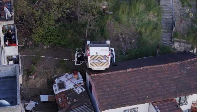 <p>İstanbul'un Kağıthane il&ccedil;esinde meydana gelen feci kazanın g&ouml;r&uuml;nt&uuml;leri, olayın b&uuml;y&uuml;kl&uuml;ğ&uuml;n&uuml; ortaya &ccedil;ıkarırken; kazadan acı haber geldi.</p>

<p>&nbsp;</p>

<p>Servis aracı şof&ouml;r&uuml;n&uuml;n hayatını kaybettiği kazada, &ouml;ğrencilerin serviste olmaması olası bir faciayı da engelledi. İşte detaylar...</p>
