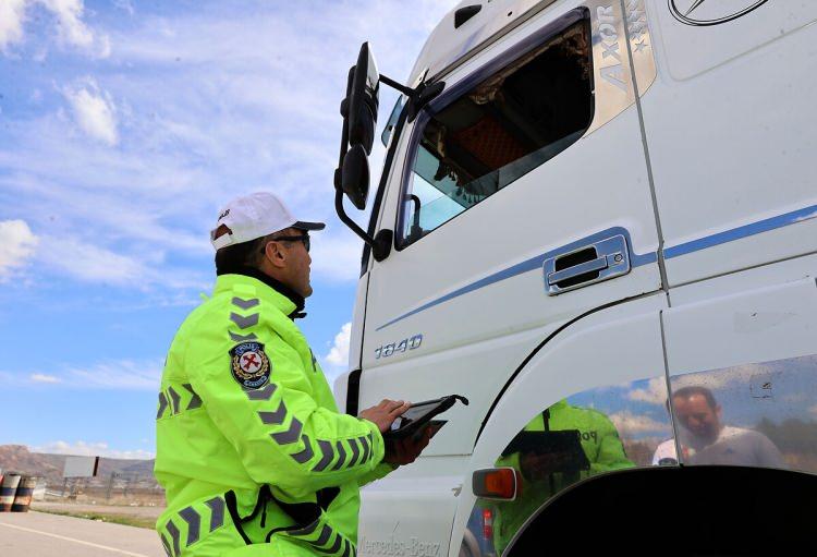 <p>Denetimlerde yalnızca belgeler değil, ara&ccedil;ta bulunması gereken hayati ekipmanlar da kontrol ediliyor. İlk yardım &ccedil;antası, yangın s&ouml;nd&uuml;rme t&uuml;p&uuml; ve en az iki adet reflekt&ouml;r&uuml;n ara&ccedil;ta eksiksiz şekilde bulunması zorunlu.&nbsp;</p>

<p>&nbsp;</p>

