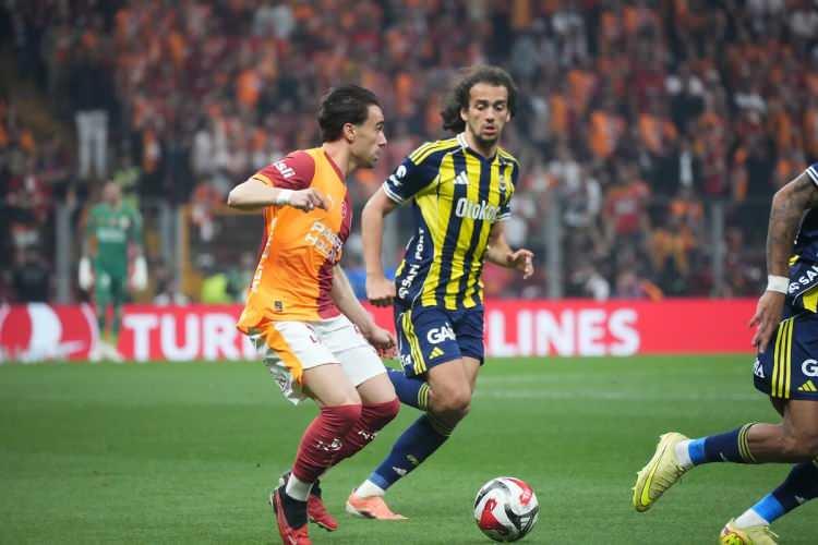 <p>Galatasaray sahasında ezeli rakibi Fenerbah&ccedil;e'yi 3-0 gibi net bir skorla yenerek bitime 3 hafta kala puan farkını 7'ye &ccedil;ıkardı.</p>

