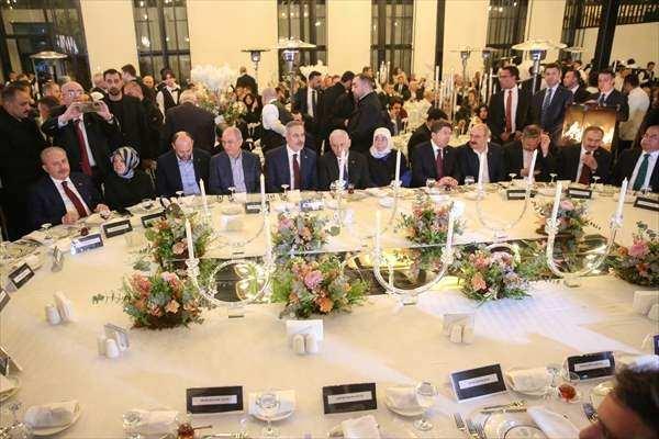 <p>Yıldırım, yaptığı konuşmanın ardından c&uuml;zdanı Fatma Nur Aksoy'a teslim etmesi i&ccedil;in Mert Sezai &Ccedil;avuşoğlu'na verdi.</p>

<p>&nbsp;</p>
