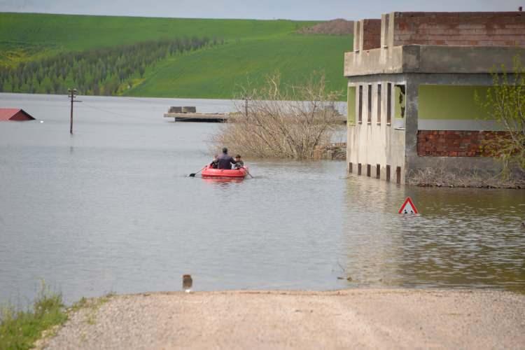 <p>Diyarbakır'ın Kocak&ouml;y il&ccedil;esinde etkili olan yağışlar sonrası su seviyesi y&uuml;kselen Ambar Barajı&rsquo;nın kapaklarının a&ccedil;ılmasıyla su, kırsal Şerifoğulları Mahallesi'ne ulaştı.&nbsp;</p>

