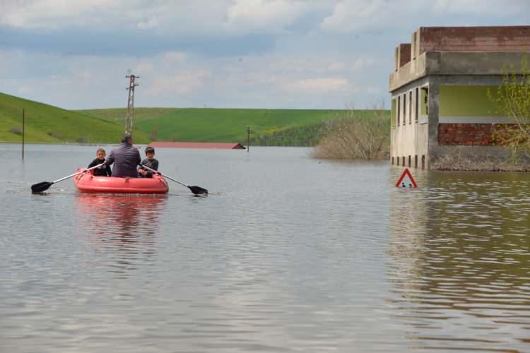 <p><strong><span style="color:rgb(178, 34, 34)">BARAJ SULARI KIRSAL MAHALLEYİ VURDU</span></strong></p>

<p>&nbsp;</p>
