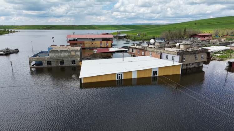 <p>&nbsp;Baraj kapaklarının a&ccedil;ılmasıyla gelen su, il&ccedil;eye 15 kilometre uzaklıktaki 45 hane ve 161 n&uuml;fuslu kırsal Şerifoğulları Mahallesi&rsquo;ne ulaştı.&nbsp;</p>
