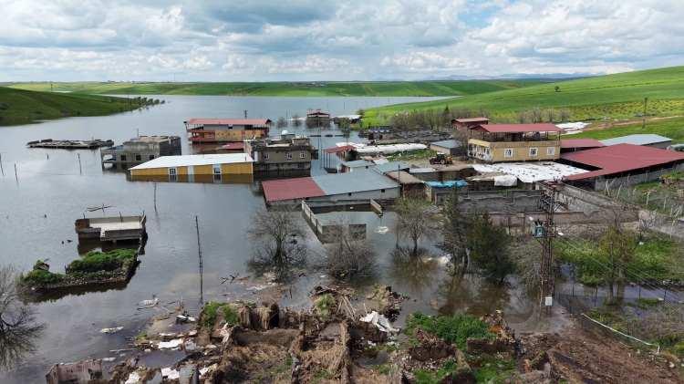 <p>Mahallede yaşayan Mahmut Aksoy (40), su altında kalan bazı evlerin mahkemelik olduğunu belirterek,&nbsp;<strong>"Baraj yapıldıktan sonra birka&ccedil; defa uyarı yaptılar. Ramazan Bayramı'na denk geldi. Bu sene yağışlar da &ccedil;ok oldu. İnsanlar zar zor temel ihtiya&ccedil;larını aldı. Eşyaları, &ccedil;atıları kaldı. Toplam 10 ev suyun altında kaldı. Bazı evler mahkemelik olduğu i&ccedil;in daha parasını almadılar. Parasını vermiş olsalardı en azından &ccedil;atıları falan alırdık. Keşif olacağı i&ccedil;in malzemeler de suyun altında kaldı"</strong>&nbsp;dedi.</p>
