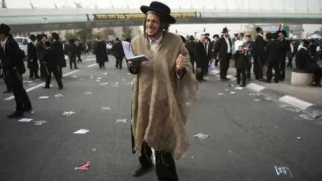 <p><span style="color:rgb(178, 34, 34)"><strong>RAKAMLAR TESAD&Uuml;F OLAMAZ: YAHUDİLERİN N&Uuml;FUSU AZALIYOR</strong></span></p>

<p>&nbsp;</p>

<p>Son d&ouml;nemde yapılan değerlendirmeler, Yahudilerin en &ccedil;ok tercih ettiği &uuml;lkelerin yeniden şekillendiğini g&ouml;steriyor. G&uuml;venlik, ekonomik istikrar ve toplumsal kabul, g&ouml;&ccedil; kararlarında belirleyici unsurlar h&acirc;line geldi.</p>

<p>&nbsp;</p>

<p>Avrupa'daki Yahudi n&uuml;fusunun %8, Latin Amerika'daki Yahudi n&uuml;fusunun ise %12,5 oranında azaldığı tespit edildi.</p>
