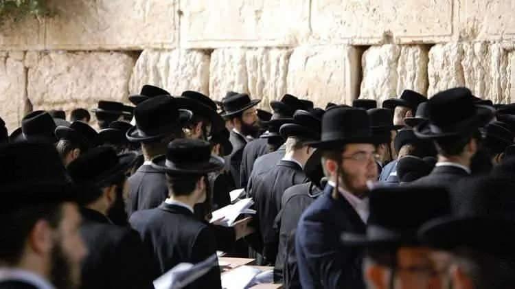 <p><span style="color:rgb(178, 34, 34)"><strong>SIĞINAKLARA SIĞMAYAN YAHUDİLER İSRAİL'İ TERK EDİYOR</strong></span></p>

<p>&nbsp;</p>

<p>ABD&ndash;İsrail hattında yaşanan gerilimler ve İran'la tırmanan &ccedil;atışmalar, bazı Yahudilerin İsrail'den ayrılmasına yol a&ccedil;tı. Bu s&uuml;re&ccedil;te bazı &uuml;lkelerde savaşın oluşturduğu politik atmosfer nedeniyle Yahudi topluluklarına y&ouml;nelik tepkisel davranışlar g&ouml;r&uuml;ld&uuml;.</p>
