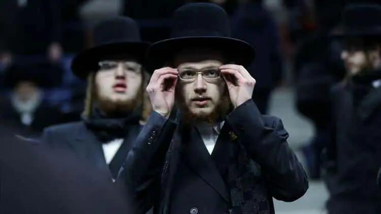 <p><span style="color:rgb(178, 34, 34)"><strong>SAVAŞTAN KA&Ccedil;ARKEN EN &Ccedil;OK TERCİH ETTİKLERİ &Uuml;LKELER ORTAYA &Ccedil;IKTI!</strong></span></p>

<p>&nbsp;</p>

<p>T&uuml;m bu gelişmeler, Yahudilerin g&ouml;&ccedil; tercihlerini yeniden şekillendirirken, gittikleri &uuml;lkelerde uyum ve g&uuml;venlik konuları daha da &ouml;nem kazandı. Yeni rotalar, genel olarak daha istikrarlı ve toplumsal a&ccedil;ıdan daha kapsayıcı &uuml;lkeler &uuml;zerinde yoğunlaşıyor.</p>
