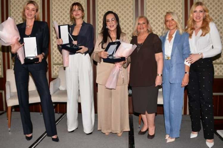 <p><strong>Yeşil&ccedil;am'ın efsane ismi<span style="color:#4B0082"> T&uuml;rkan Şoray</span>, maddi imkansızlıklar nedeniyle fırsat eşitsizliği yaşayan &uuml;niversite &ouml;ğrencilerine burs desteği sunan bir derneğin, Anneler G&uuml;n&uuml;'ne &ouml;zel etkinliğine kızı<span style="color:#4B0082"> Yağmur &Uuml;nal'la </span>katıldı.</strong></p>
