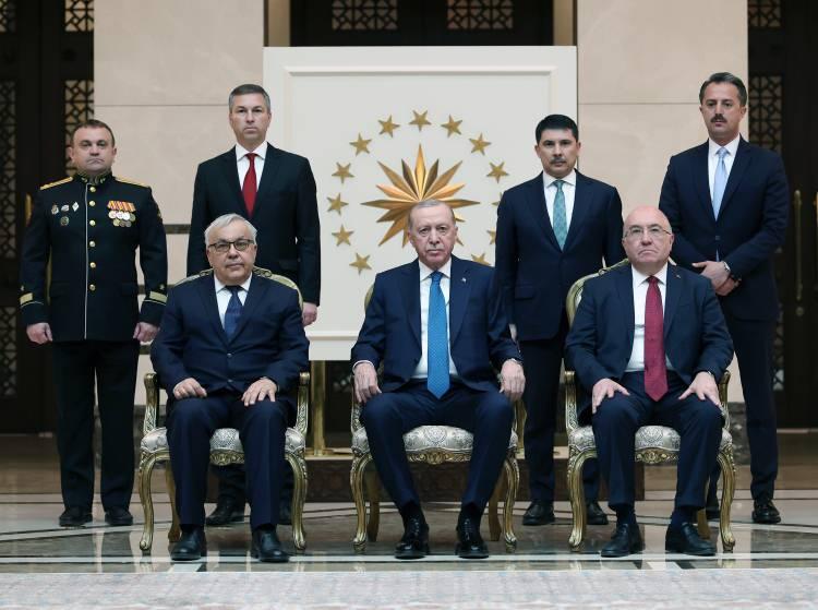 <p>B&uuml;y&uuml;kel&ccedil;ilik mensupları ve aile fertlerini takdim eden b&uuml;y&uuml;kel&ccedil;iler, Erdoğan ile hatıra fotoğrafı &ccedil;ektirdi.</p>
