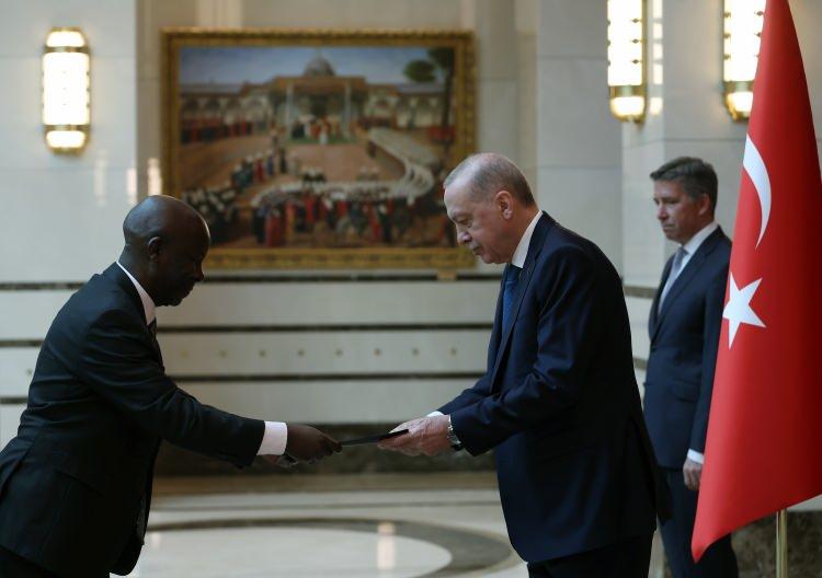 <p>Cumhurbaşkanı Erdoğan, daha sonra b&uuml;y&uuml;kel&ccedil;ilerle ayrı ayrı g&ouml;r&uuml;şt&uuml;.</p>

<p>&nbsp;</p>
