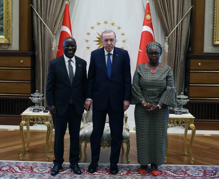 <p>KENYA</p>

<p>&nbsp;</p>

<p>Cumhurbaşkanlığı K&uuml;lliyesi'ndeki kabulde Kenya B&uuml;y&uuml;kel&ccedil;isi Muchiri, Cumhurbaşkanı Erdoğan'a g&uuml;ven mektubunu sundu.</p>
