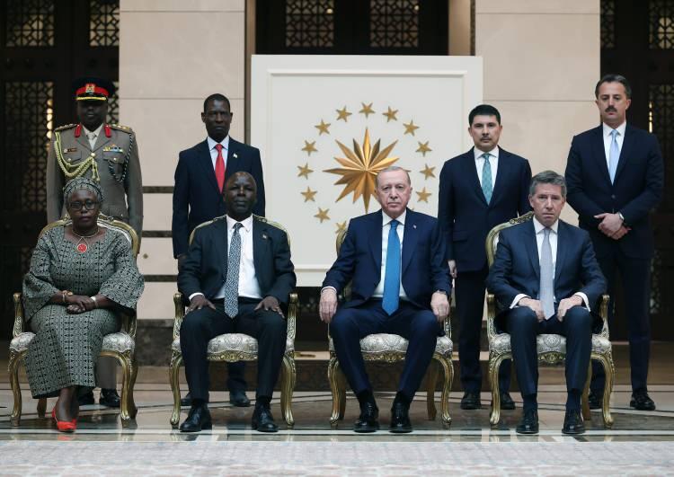 <p>Kenya B&uuml;y&uuml;kel&ccedil;isi Muchiri, Cumhurbaşkanı Erdoğan'a B&uuml;y&uuml;kel&ccedil;ilik mensupları ve aile fertlerini takdim etti.</p>
