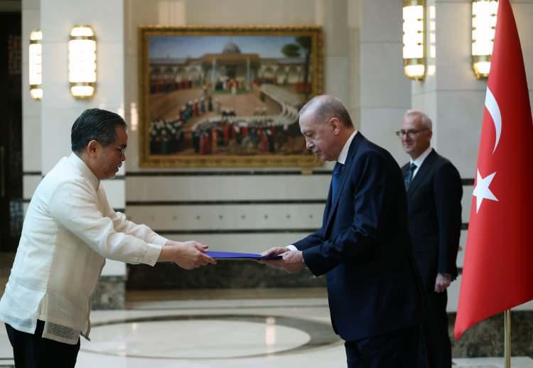 <p>FİLİPİNLER</p>

<p>Filipinler B&uuml;y&uuml;kel&ccedil;isi Jamie Ramon Torre Ascalon JR'ı (solda) kabul etti.&nbsp;</p>
