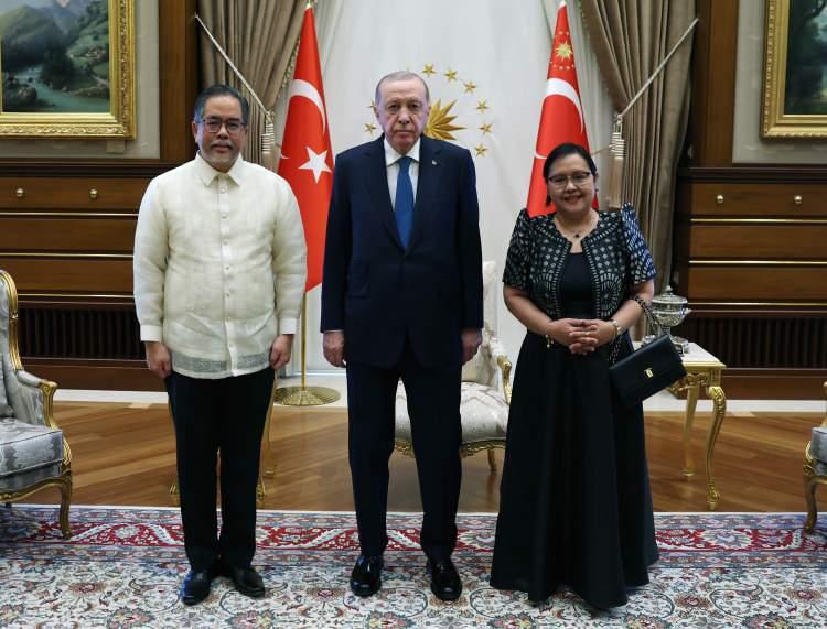 <p>Cumhurbaşkanlığı K&uuml;lliyesi'ndeki kabulde, Filipinler B&uuml;y&uuml;kel&ccedil;isi Jamie Ramon Torre Ascalon JR, Cumhurbaşkanı Erdoğan'a g&uuml;ven mektubunu sundu.</p>
