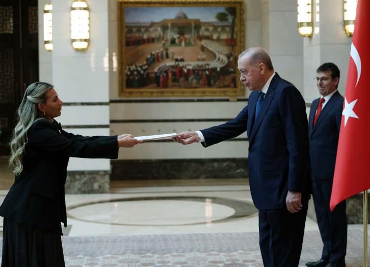 <p>KOLOMBİYA</p>

<p>Cumhurbaşkanlığı K&uuml;lliyesi'ndeki kabulde Kolombiya B&uuml;y&uuml;kel&ccedil;isi Yenniffer Edilma Parra Moscoso&nbsp; Cumhurbaşkanı Erdoğan'a g&uuml;ven mektubunu sundu.</p>
