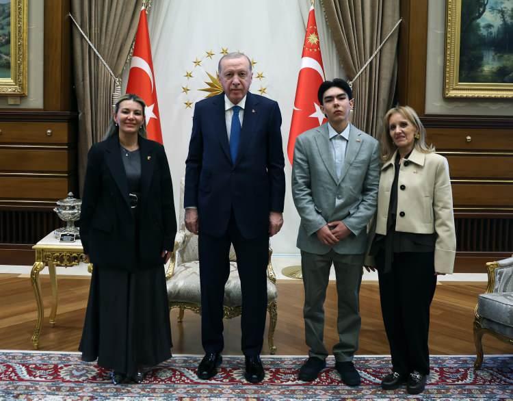 <p>Moscoso, el&ccedil;ilik mensupları ve aile fertleri, Cumhurbaşkanı Erdoğan ile hatıra fotoğrafı &ccedil;ektirdi.</p>
