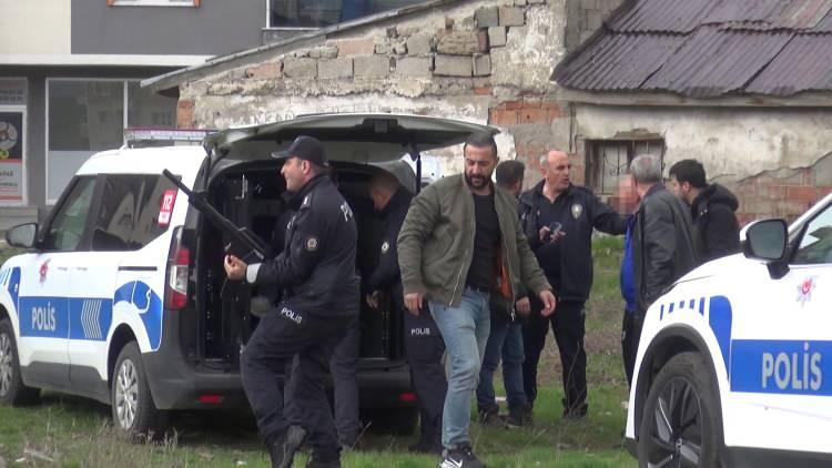 <p>İhbar &uuml;zerine adrese sevk edilen polisleri g&ouml;ren S.T. ka&ccedil;tı.</p>

<p>&nbsp;</p>

<p>B&ouml;lgeyi ablukaya alan ekipler S.T.&rsquo;yi su&ccedil; aleti pompalı t&uuml;fekle Afşar Sokak&rsquo;ta yakaladı.</p>
