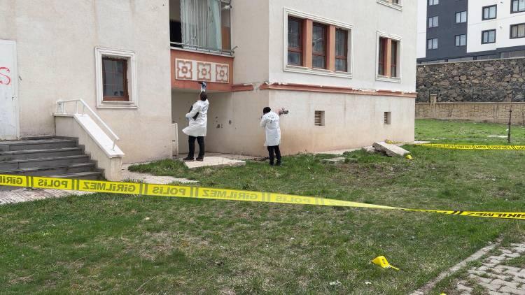 <p>Bu sırada olay yerine gelen M.T., oğlunu sakinleştirerek elindeki t&uuml;feği almaya &ccedil;alıştı.&nbsp;</p>
