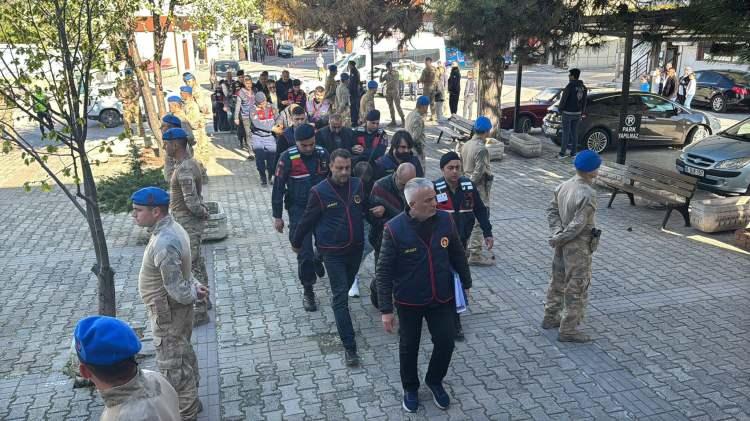 <p><span style="color:#A52A2A"><strong>ELLERİNİ VE AYAKLARINI BAĞLADI İDDİASI&nbsp;</strong></span></p>

<p>&nbsp;</p>

<p>İddiaya g&ouml;re, olayın devamında, aynı şahıslar kendilerini jandarma olarak tanıtıp, 23 Ağustos 2005 g&uuml;n&uuml; gece saat 01.00'da &Ccedil;ardak&ouml;z&uuml; Mahallesi'ndeki kahvehaneden evine d&ouml;nen Hamdi Karakuş'u elleri, ayakları ve g&ouml;zlerini bağladıktan sonra Ankara'nın Mamak il&ccedil;esine g&ouml;t&uuml;d&uuml;.&nbsp;</p>
