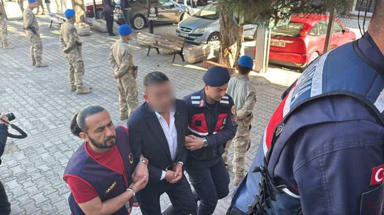 <p><span style="color:#A52A2A"><strong>T&Uuml;FEKTE DNA'SI &Ccedil;IKTI&nbsp;</strong></span></p>

<p>&nbsp;</p>

<p>Başlatılan geniş &ccedil;aplı &ccedil;alışma neticesinde JASAT timleri, son ka&ccedil;ırma olayında kullanıldığı belirlenen t&uuml;feğin dip&ccedil;iğindeki kırık plastikten alınan DNA'nın Karakuş ile eşleştiğini tespit etti.&nbsp;</p>
